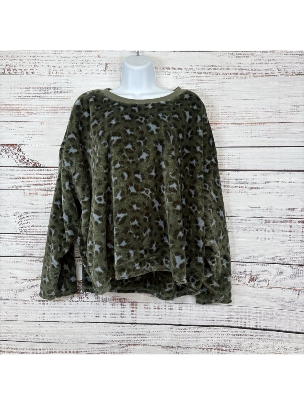 Aerie Green Cheetah Print Fleece Long Sleeve Sweatshirt